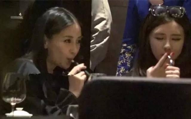 明星抽烟爆料视频播放下载,揭秘娱乐圈烟云背后的真实画面 第2张 明星抽烟爆料视频播放下载,揭秘娱乐圈烟云背后的真实画面 第2张